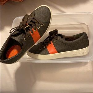 Women’s tennis shoe